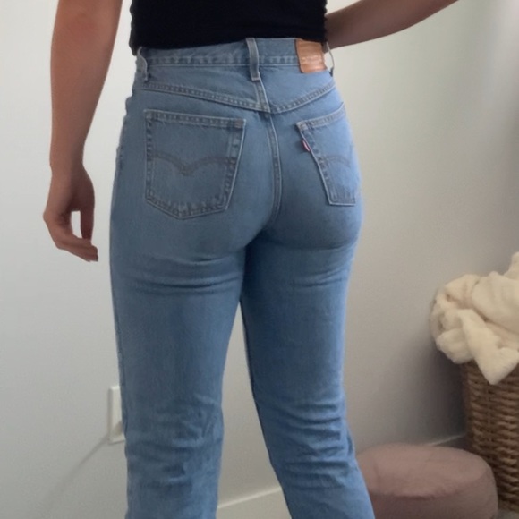 Levi’s High Waisted Mom Jean - Picture 4 of 5
